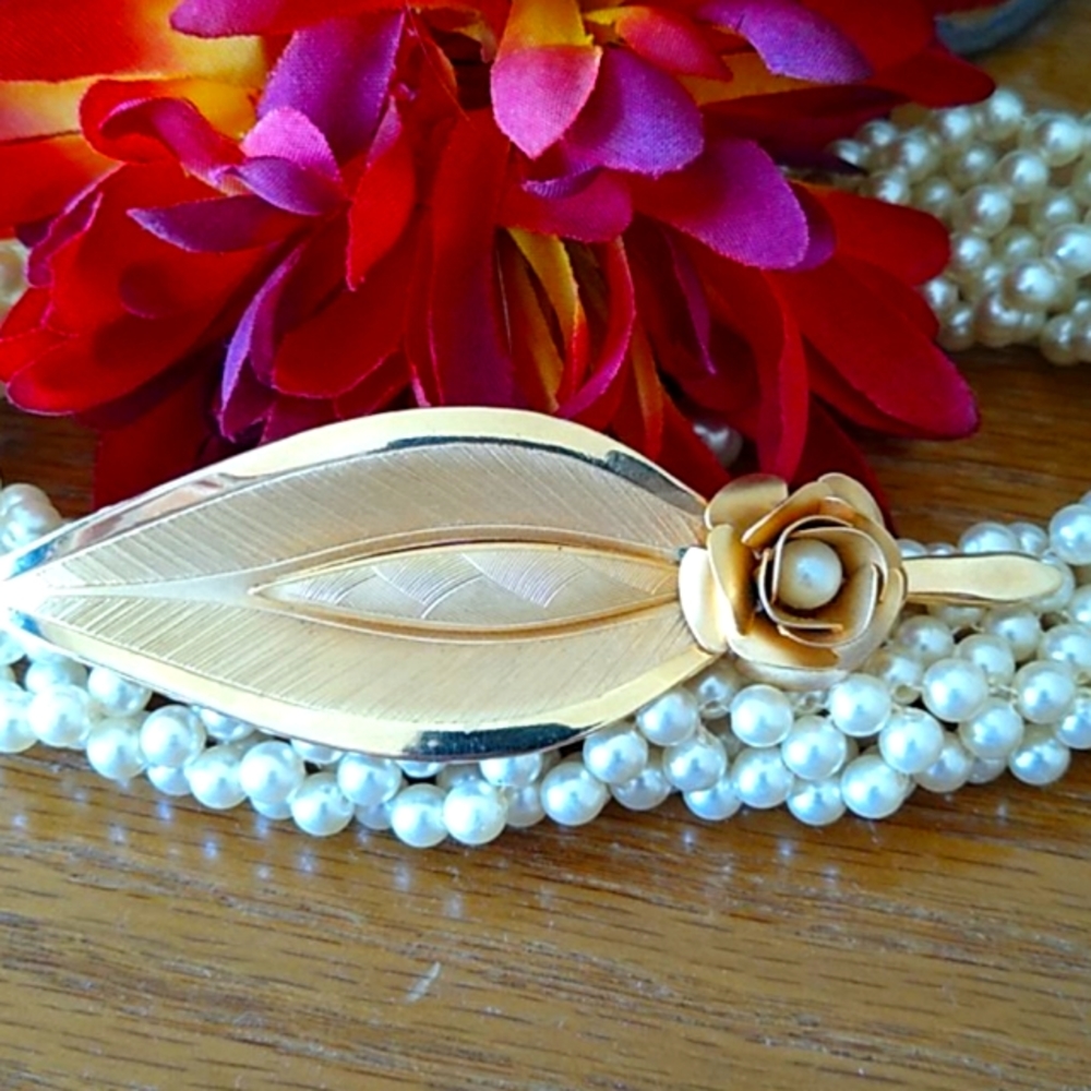 Gold tone brooch 🌺